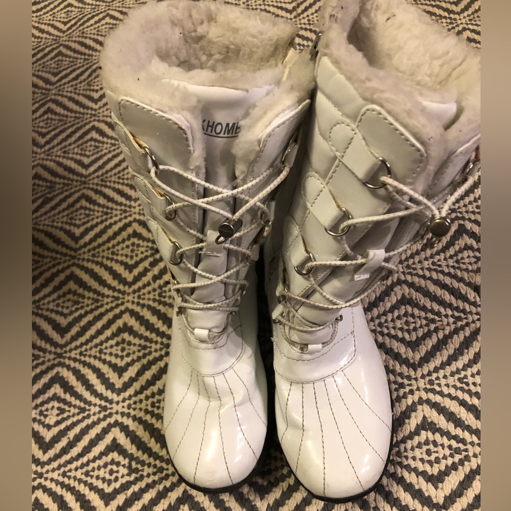 Girls gently used winter boots.